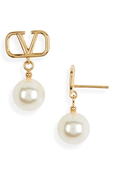 Valentino Garavani Vlogo Imitation Swarovski Pearl Drop Earrings In 0o3 Oro 18/ Cream