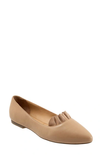 Trotters Elsie Pointed Toe Flat In Light Beige