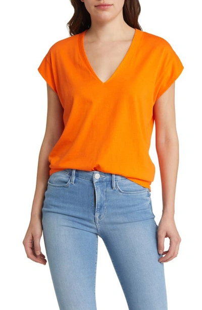 Frame Le Mid Rise V-neck Tee In Bright Tangerine