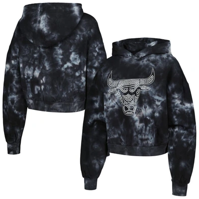 The Wild Collective Black Chicago Bulls Tie-dye Cropped Pullover Hoodie