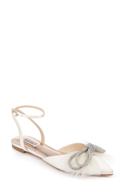 Badgley Mischka Sabina Bow Flat In Ivory