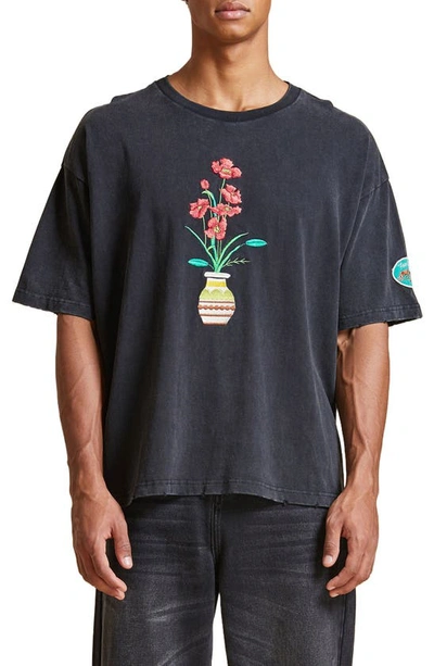 Found Vase Embroidered T-shirt In Black