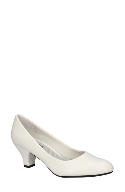 Easy Street Fabulous Classic Pump In White