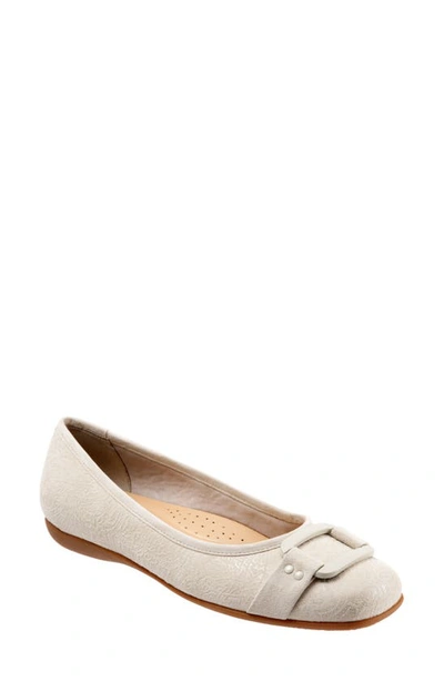 Trotters Sizzle Signature Flat In Off White Leather