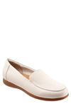 Trotters Deanna Loafer In Bone