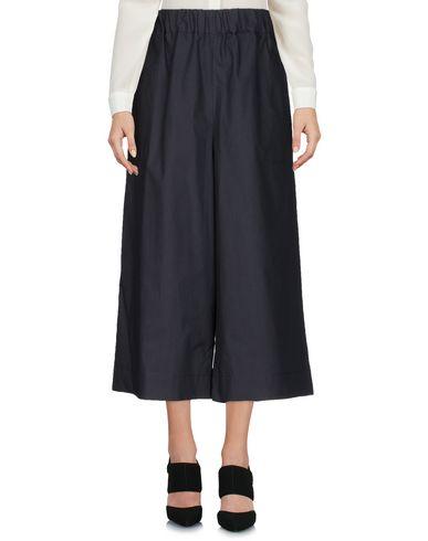 girls-suck-women-in-in-culotte-pants