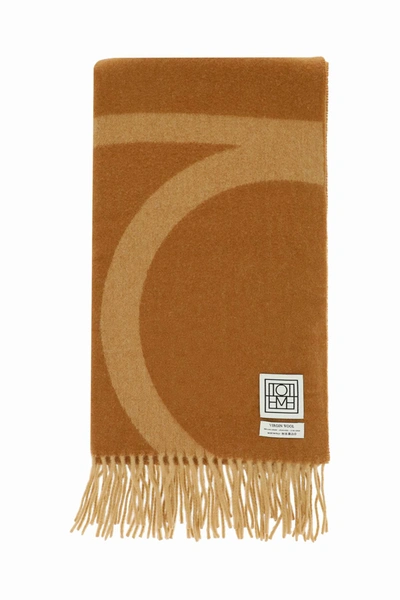 Totême Monogram Jacquard Wool Scarf In Brown