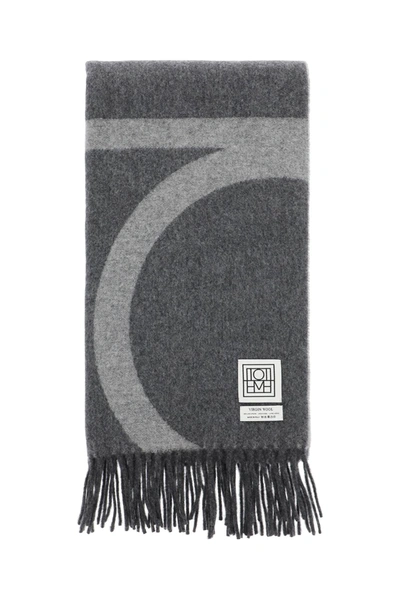 Totême Monogram Jacquard Wool Scarf In Grey