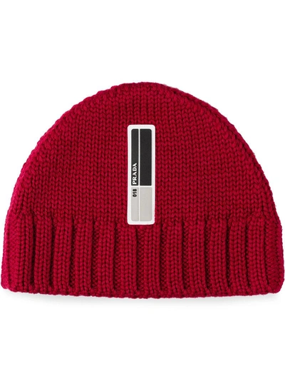 Prada Ribbed Logo Plaque Beanie In Red