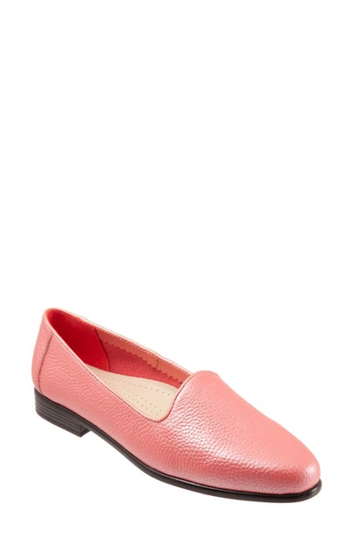 Trotters Liz Flat In Coral Leather