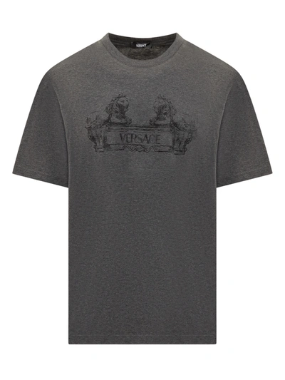 Versace Cartouche Printed T-shirt In Grigio Scuro Melange