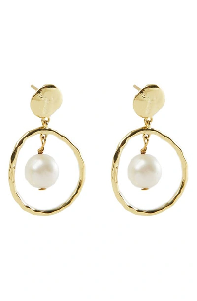 Argento Vivo Sterling Silver Freshwater Pearl Hammered Hoop Earrings In Gold