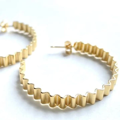 Olivia Taylor Large Ondulée Hoops In Gold