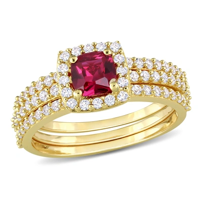 Mimi & Max 1 1/2ct Tgw Created Ruby And Created White Sapphire Bridal Three-ring Set In Yellow Silver In Red