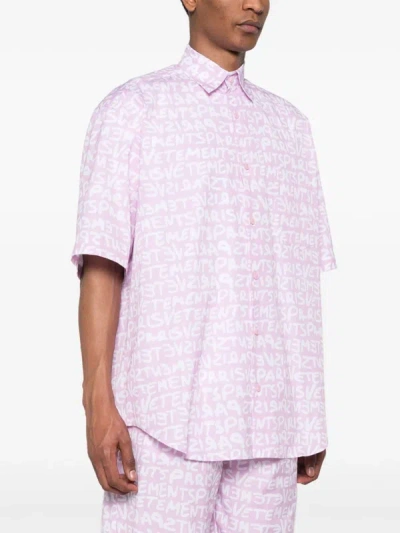 Vetements Men Short Sleeve Shirt In Grafitti Print Pink/white