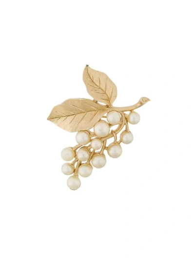 Pre-owned Susan Caplan Vintage 1960s Trifari Faux Pearl Brooch In Gold