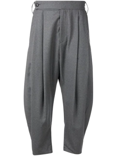 Odeur Cropped Pleated Front Trousers In Grey