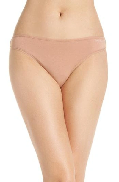 Calvin Klein Form Thong In Warm Camel