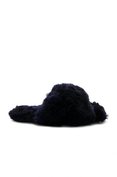 Ariana Bohling Criss Cross Fur Slipper In Navy.