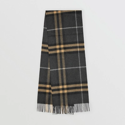 Burberry The Classic Cashmere Scarf In Check In Dark Pewter Grey