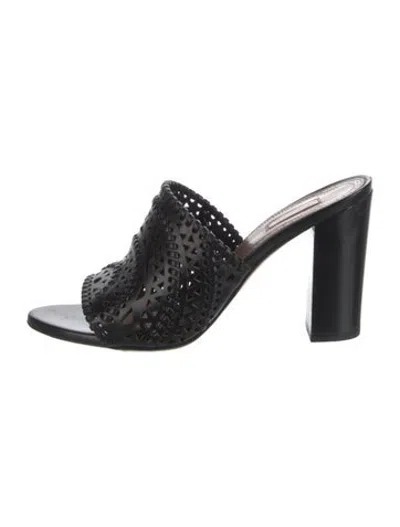 Pre-owned Alaïa Leather Lace Pattern Slides In Black