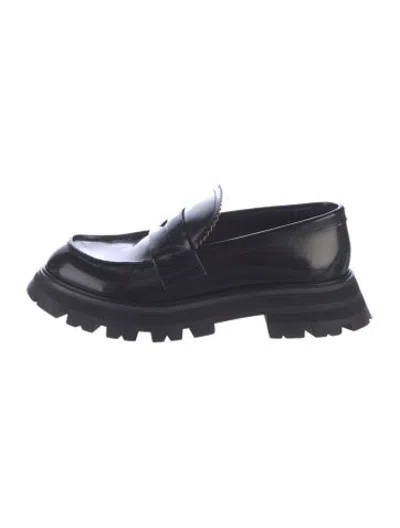 Pre-owned Alexander Mcqueen Leather Scalloped Accent Loafers In Black