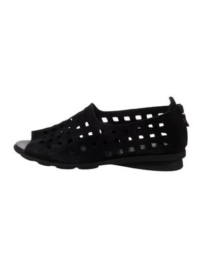 Pre-owned Arche Suede Patterned Flats In Black