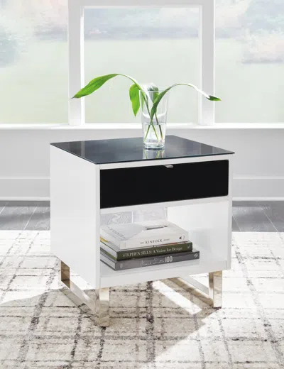 Ashley Gardoni End Table In White/black