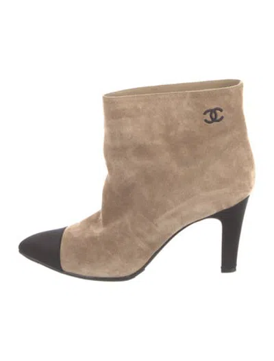 Pre-owned Chanel 2018 Interlocking Cc Logo Boots In Neutrals