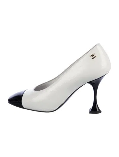 Pre-owned Chanel 2019 Interlocking Cc Logo Pumps In Black/white