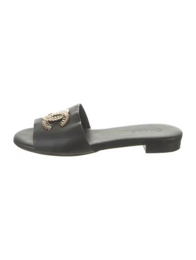Pre-owned Chanel 2019 Interlocking Cc Logo Slides In Black