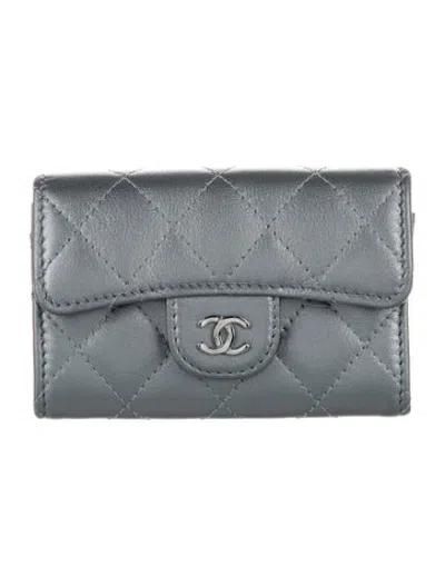 Pre-owned Chanel Interlocking Cc Logo Lambskin Card Holder In Metallic/silver