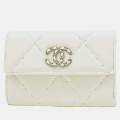 Pre-owned Chanel White Lambskin Leather 19 Flap Wallet