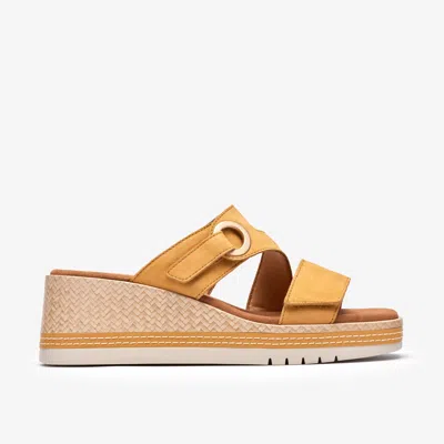 Clarks Kidiki Cove Yellow Nubuck In Gold