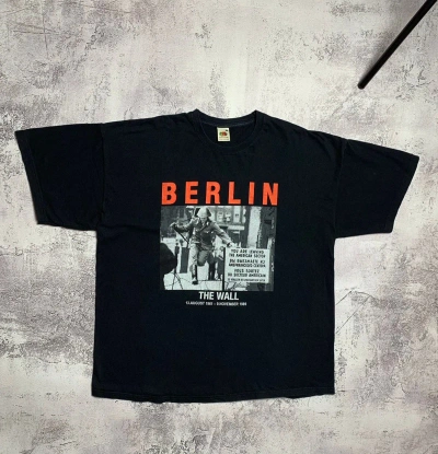 Pre-owned Fruit Of The Loom X Vintage Berlin The Wall Soldier Fruit Of The Loom T-shirt In Black