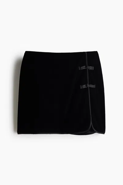 H&m Knot-button Velour Skirt In Black