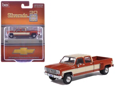 Ixo 1975 Chevrolet Silverado K30 Crew Cab Dually Pickup Truck Grecian Bronze And Santa Fe Tan 1/64 Dieca