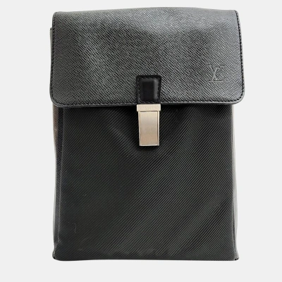 Pre-owned Louis Vuitton Taiga Saratov Crossbody Bag In Black