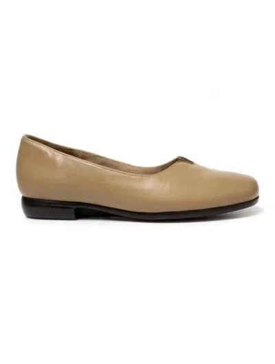 Munro Women's Chase Flats In Khaki Leather In Multi