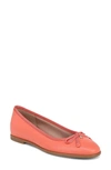 Naturalizer Essential Skimmer Flat In Apricot Leather