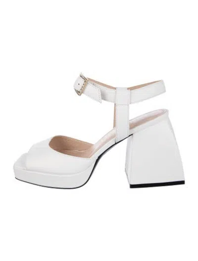 Pre-owned Nodaleto Leather Sandals In White