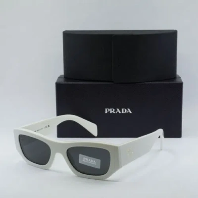 Pre-owned Prada Pra01s 17k08z White/dark Gray 53-20-145 Sunglasses