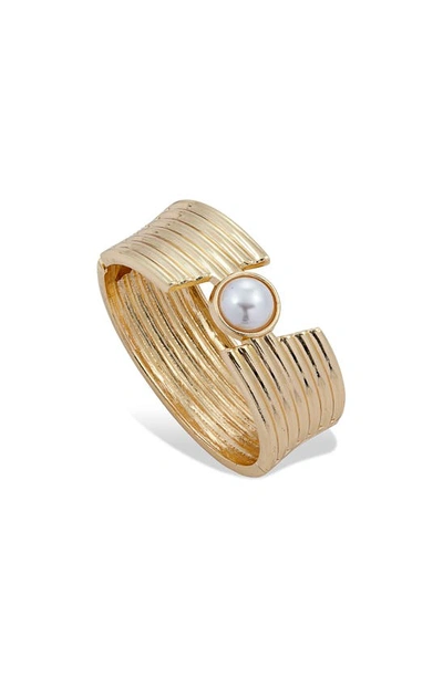 Savvy Cie Jewels Imitation Pearl Hinged Bangle Bracelet In Gold