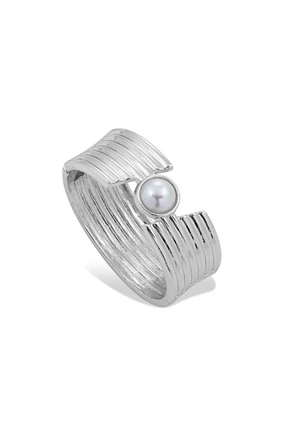 Savvy Cie Jewels Imitation Pearl Hinged Bangle Bracelet In Metallic