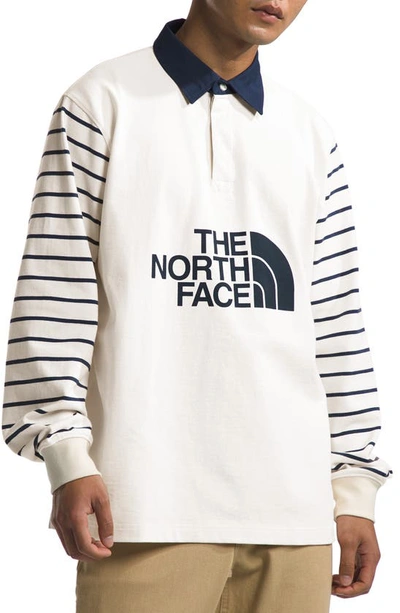 The North Face Cotton Graphic Rugby Shirt In White Dune Window Blind