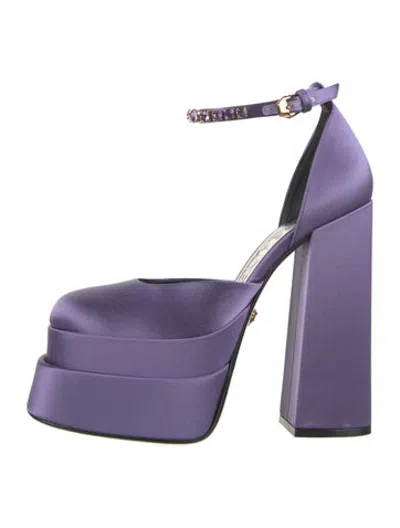 Pre-owned Versace Medusa Insignia Satin Pumps In Purple