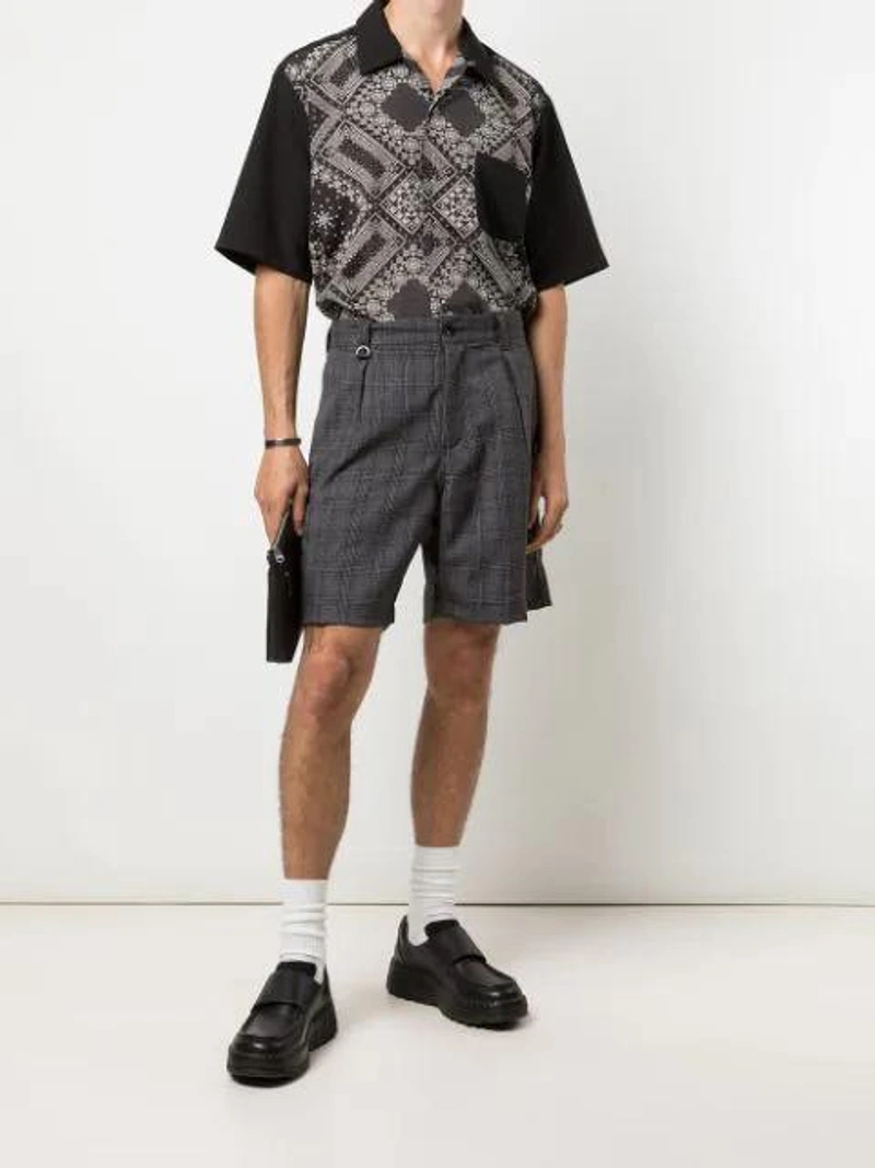 Farfetch's Post | 搭配: Sophnet Glen Check 精裁短裤 In Grey；Sophnet Mix Aloha 图案短袖衬衫 In Black