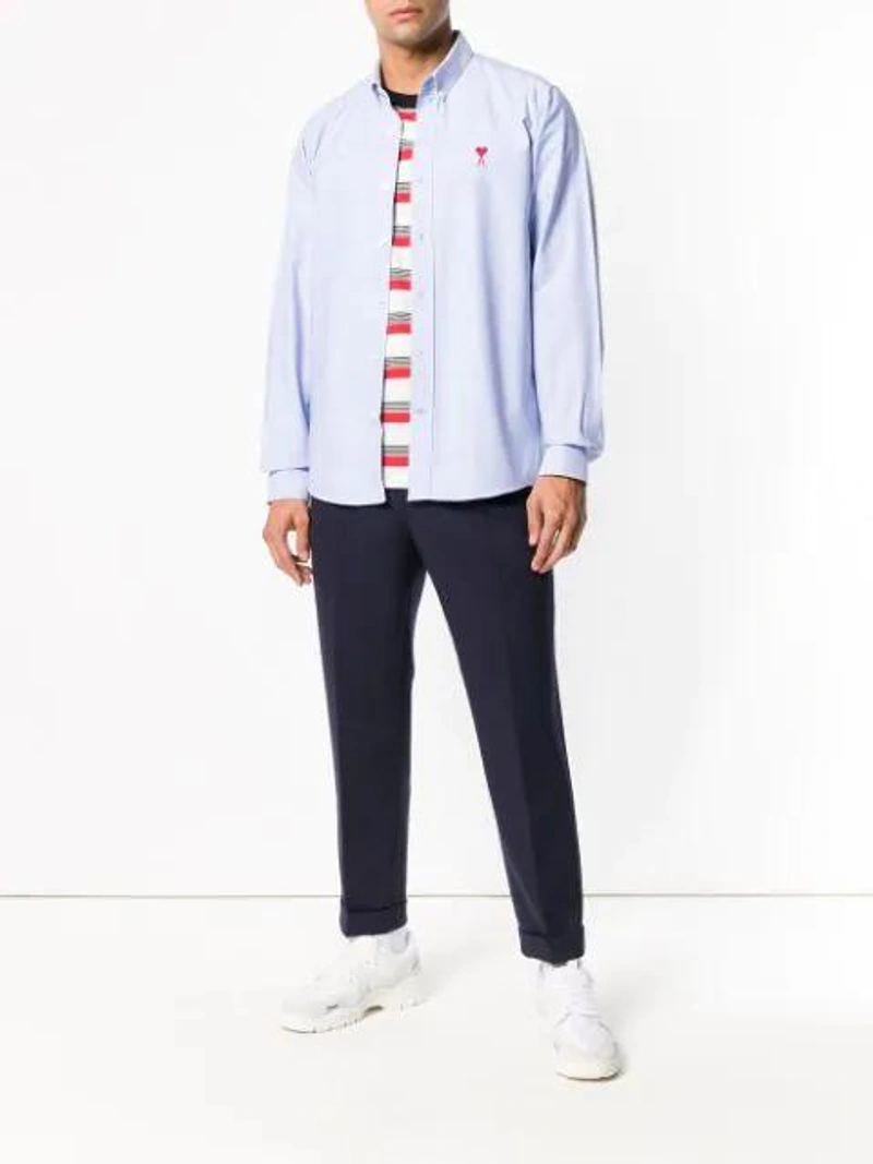 Farfetch's Post | 搭配: Ami Alexandre Mattiussi Ami De Coeur 纽扣领衬衫 - 蓝色 In White；Ami Alexandre Mattiussi Ami Paris Patch T-shirt - 白色 In 154 Off White Red；Ami Alexandre Mattiussi 打褶萝卜裤 - 蓝色 In Blue