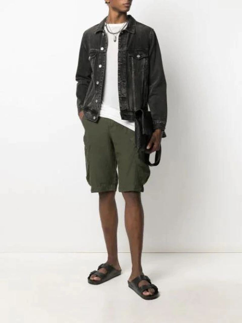 Farfetch's Post | 搭配: Birkenstock Kids' 1774 Arizona Sandals In Black；Transit 及膝工装短裤 In Green；Rick Owens 长款宽松t恤 In Weiss