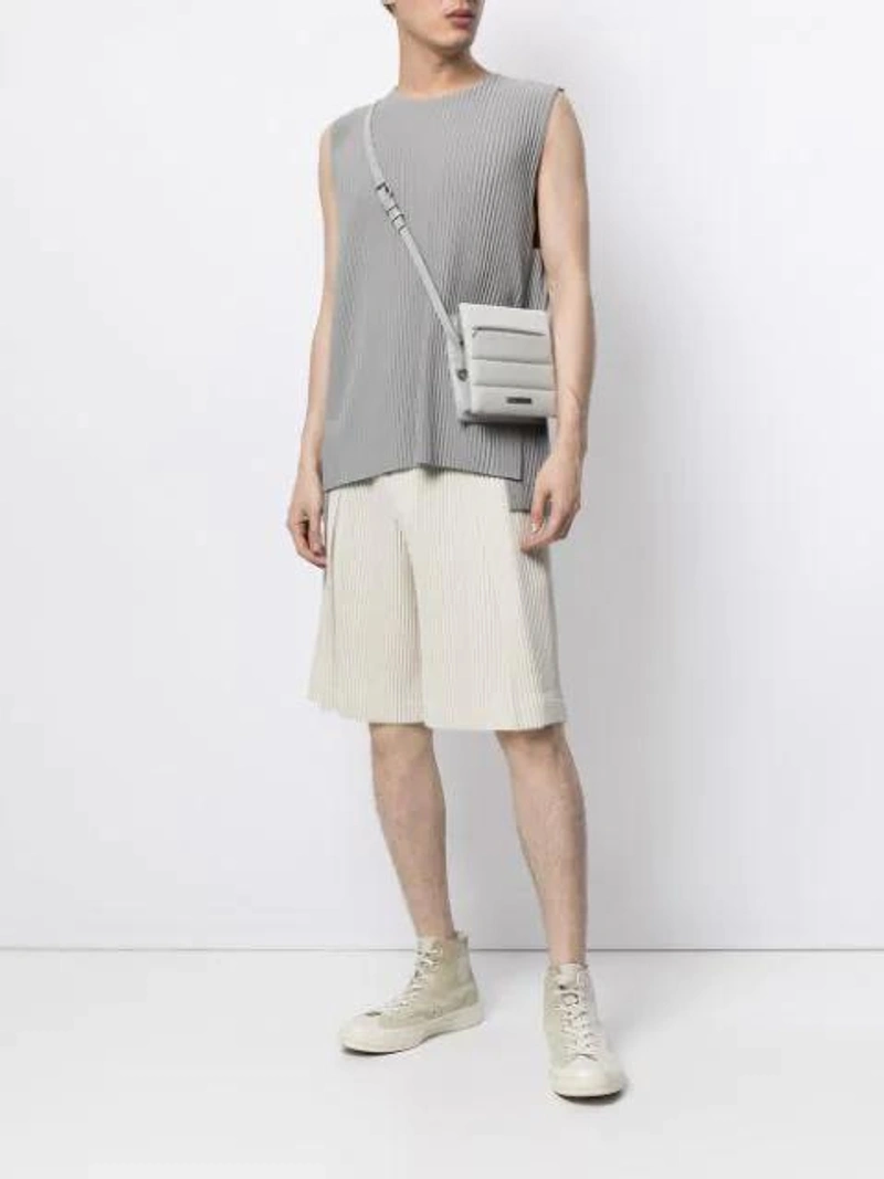 Farfetch's Post | Wearing: Issey Miyake Pleated Bermuda Shorts In White; Issey Miyake Pleated Sleeveless Tank Top In Grey; Jacquemus 'le Carré' Schultertasche In Grey